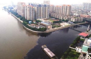 Pollution in China's Pearl River is attributed to blue-jean factories nearby. (http://blogs.wsj.com/)